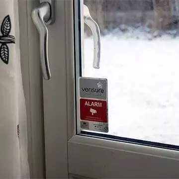 Alarmskilt på sikret hytte