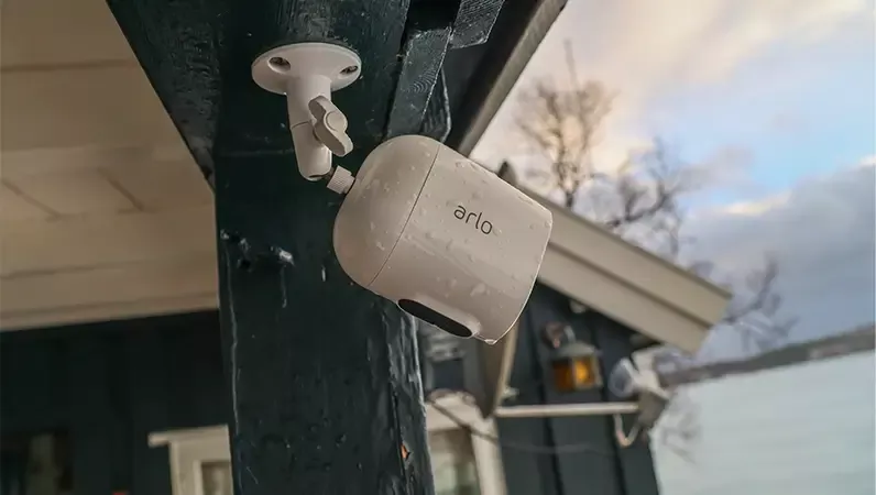 Arlo-kamera utenfor hytta