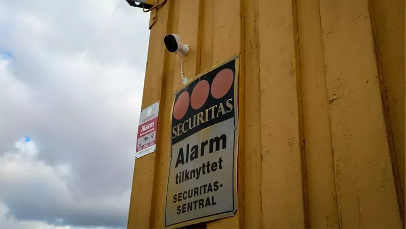 Arlo-kamera på veggen hos Trøgstad Skytterlag