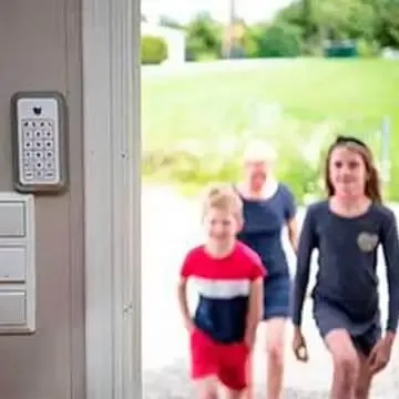 Familie kommer inn i bolig med Verisure alarm