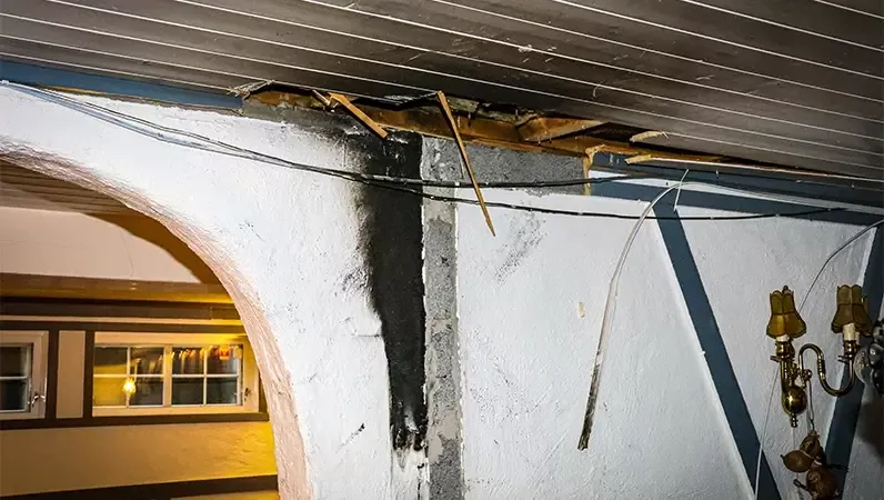 Tydelige skader på veggen og tak etter brannen