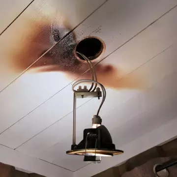 Brent merke i taket etter at downlight tok fyr