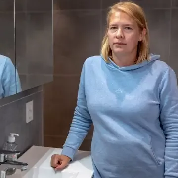 Caline på badet etter barbermaskinen eksploderte