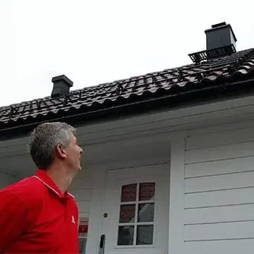 Sikkerhetsekspert Dagfinn ser etter pipebrann