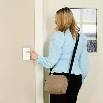 dame slår på alarm på vei ut av huset