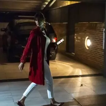 dame går alene med verisure guardian trygt følge