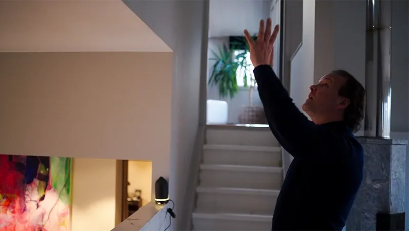 Fredrik viser fram hvor brannen fant sted