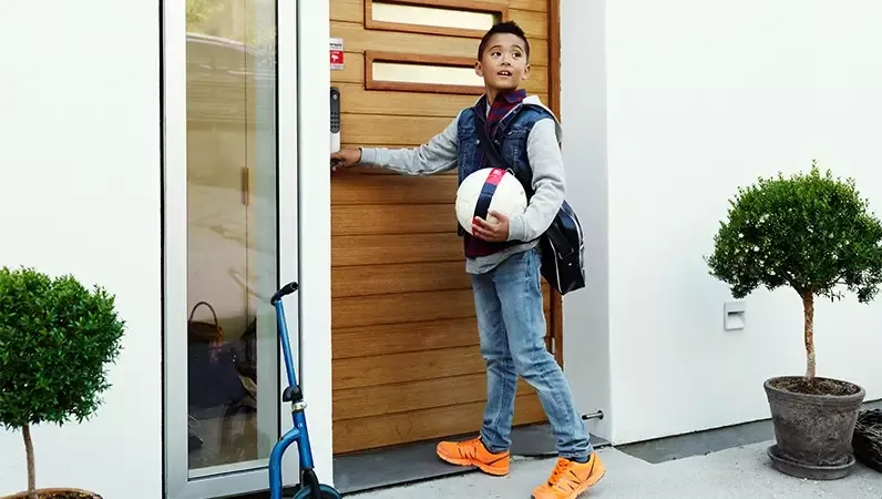 Gutt med ball og Yale Doorman