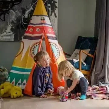 Trygge barn leker i tipitelt