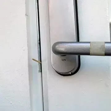 Innbruddsmerket dør