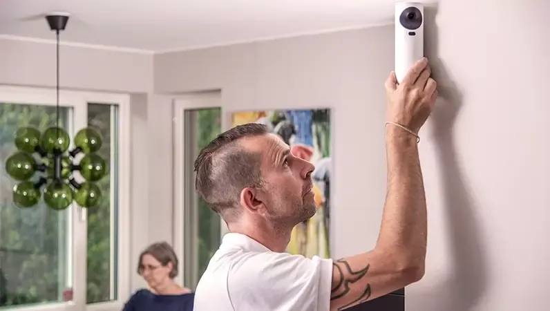 Profesjonell installatør monterer en alarm