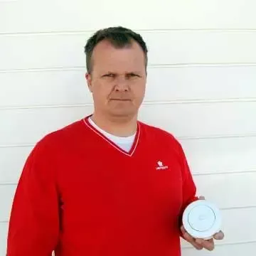 Sikkerhetsekspert Kenneth Hovde Omdal med røykvarsler fra Verisure