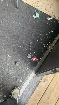 Knust glass i lokalet