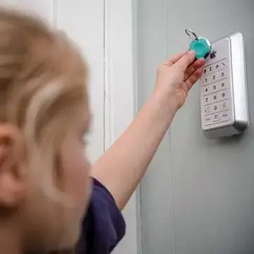 Frida slår av alarmen med en brikke