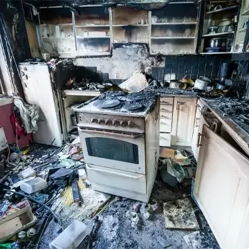 komfyr i nedbrent kjøkken