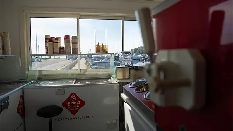 Inne i kiosken til Kristiansand Gjestehavn