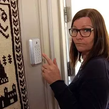 Marianne slår på alarmen på hytta