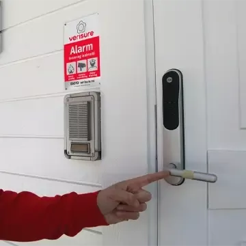 Innbruddtyv har merket Yale Doorman med teip