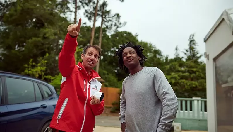 Montør gir tips til en kunde