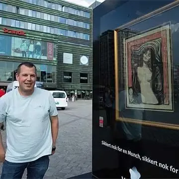 Markedssjef i Verisure Per Scavenius ved reklamemonter med Munch