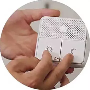 Demonstrerer SOS-funksjonen på nattsikringspanelet