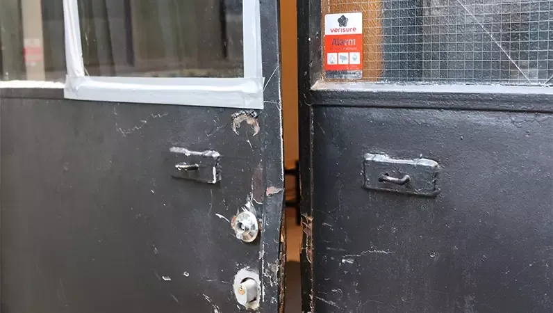 Døren ble fikset, men bærer tydelig preg av at den er skadet