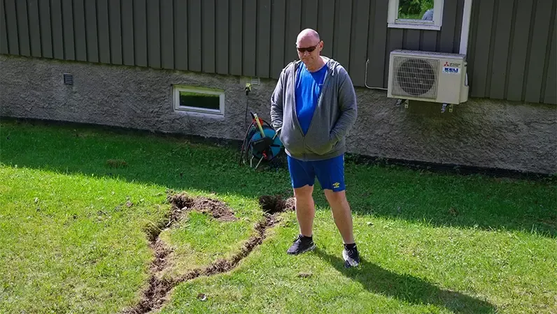 Roy med gropen fra lynnedslaget i hagen