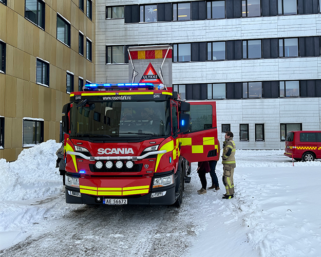 I Sarpsborg dukket brannvesenet opp med blålys og biler (FOTO: Lukas Gerø)