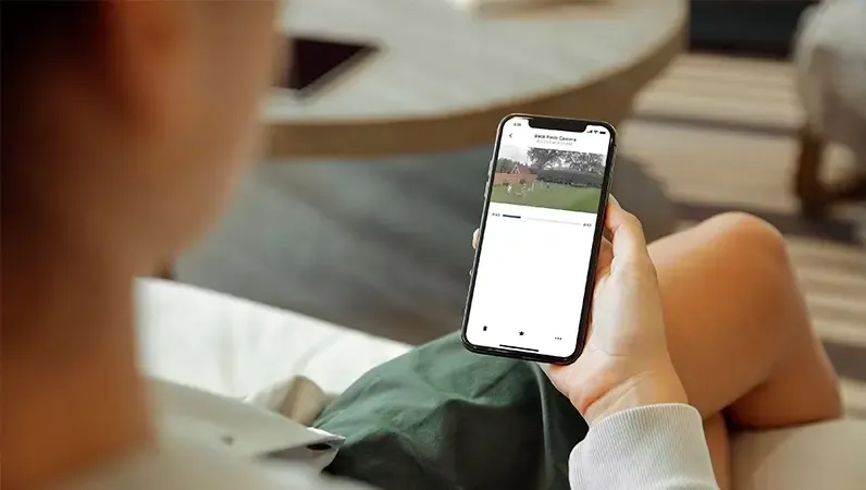 Person som sjekker kamera på mobil