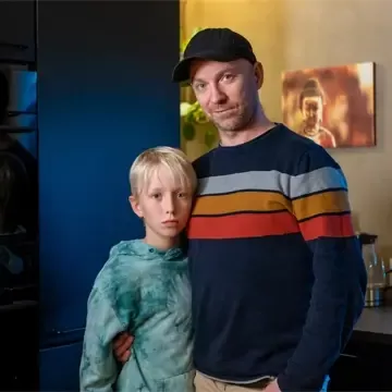 Sune og Felix på kjøkkenet