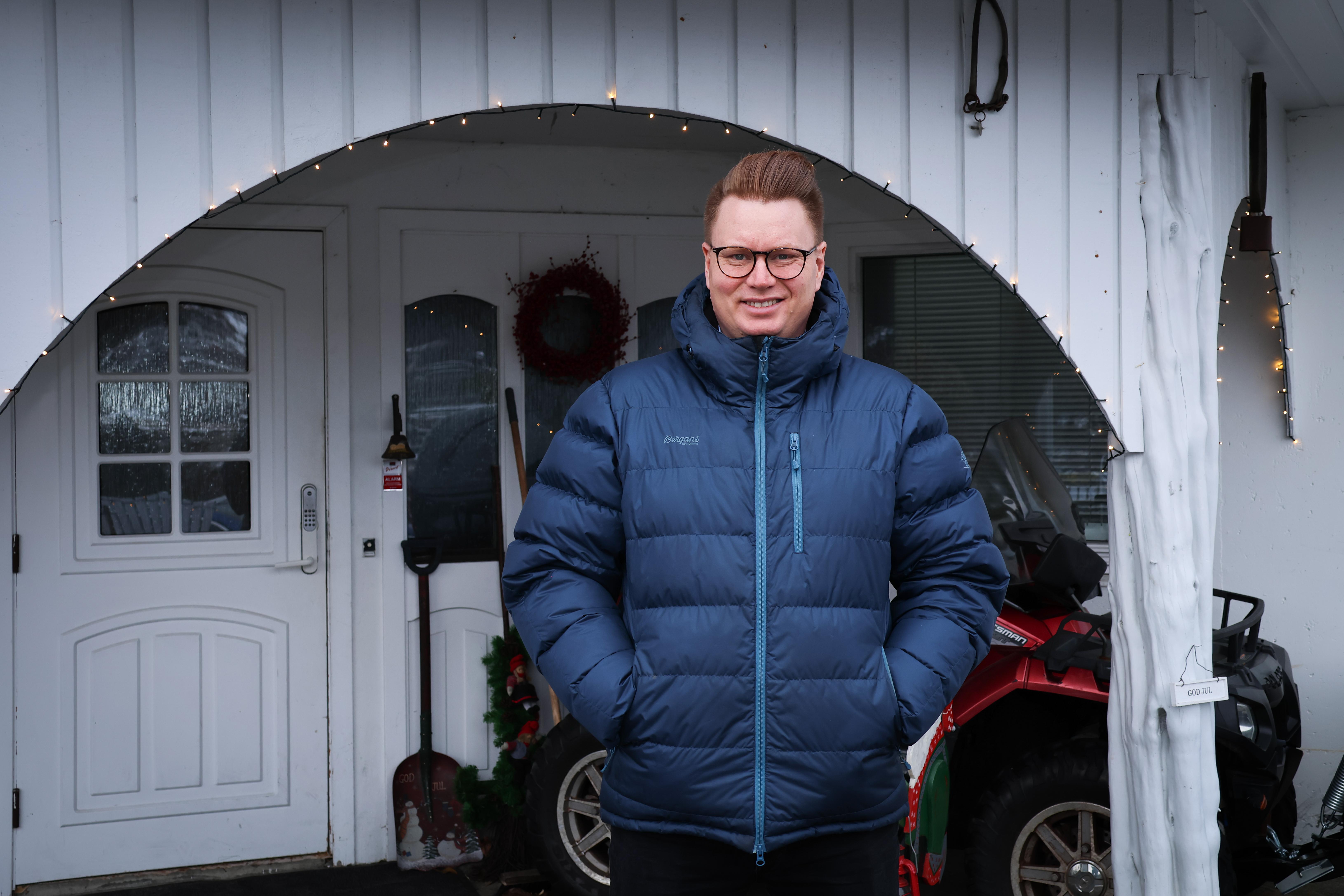 Thomas utenfor huset sitt