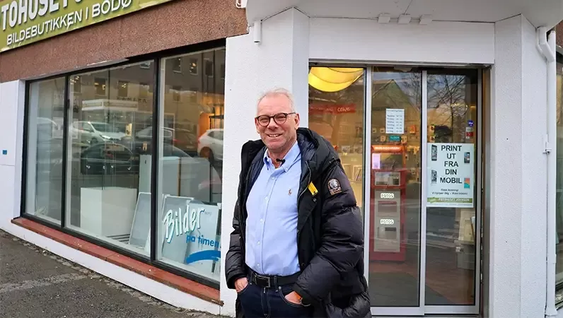 Anders foran fotobutikken sin