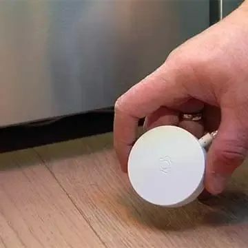 Plasser vanndetektor under kjøleskap