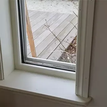 Vinduet de brøt seg inn i sett fra innsiden