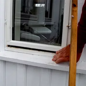 Vinduet de brøt seg inn i sett fra utsiden