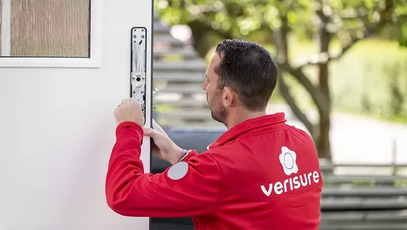 Montør insatllerer Yale Doorman på dør Montør insatllerer Yale Doorman på dør