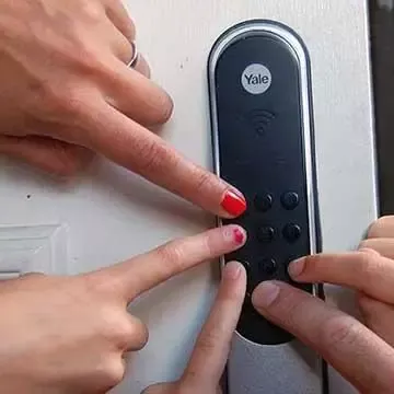 Familien taster kode på Yale Doorman dørlås