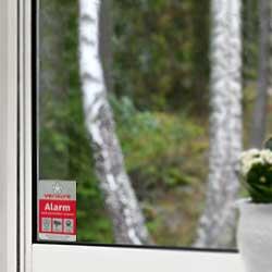 Alarm klistremerke på vindu