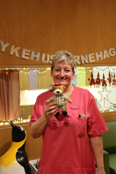 Solrun Pettersen er seksjonsleder ved sykehusbarnehagen på St. Olavs. Hun var godt fornøyd med Bjørnis-besøket. (FOTO: Luaks Gerø)